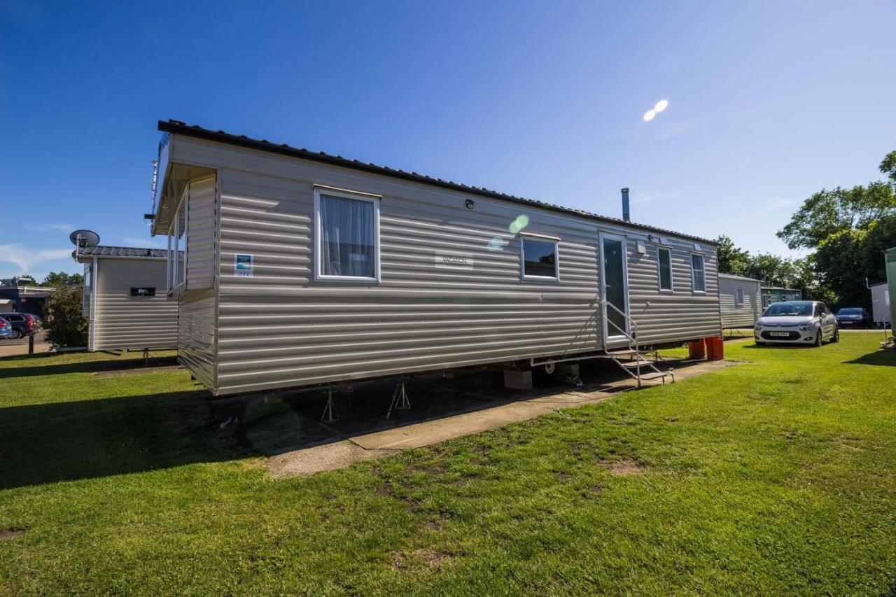 Lovely 8 Berth Caravan At Broadland Sands Holiday Park In Suffolk Ref 20016Bs Hotel Hopton on Sea Exterior photo