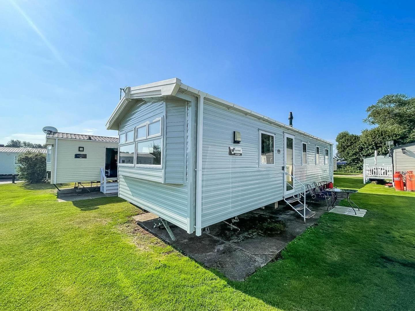 Lovely 8 Berth Caravan At Broadland Sands Holiday Park In Suffolk Ref 20016Bs Hotel Hopton on Sea Exterior photo