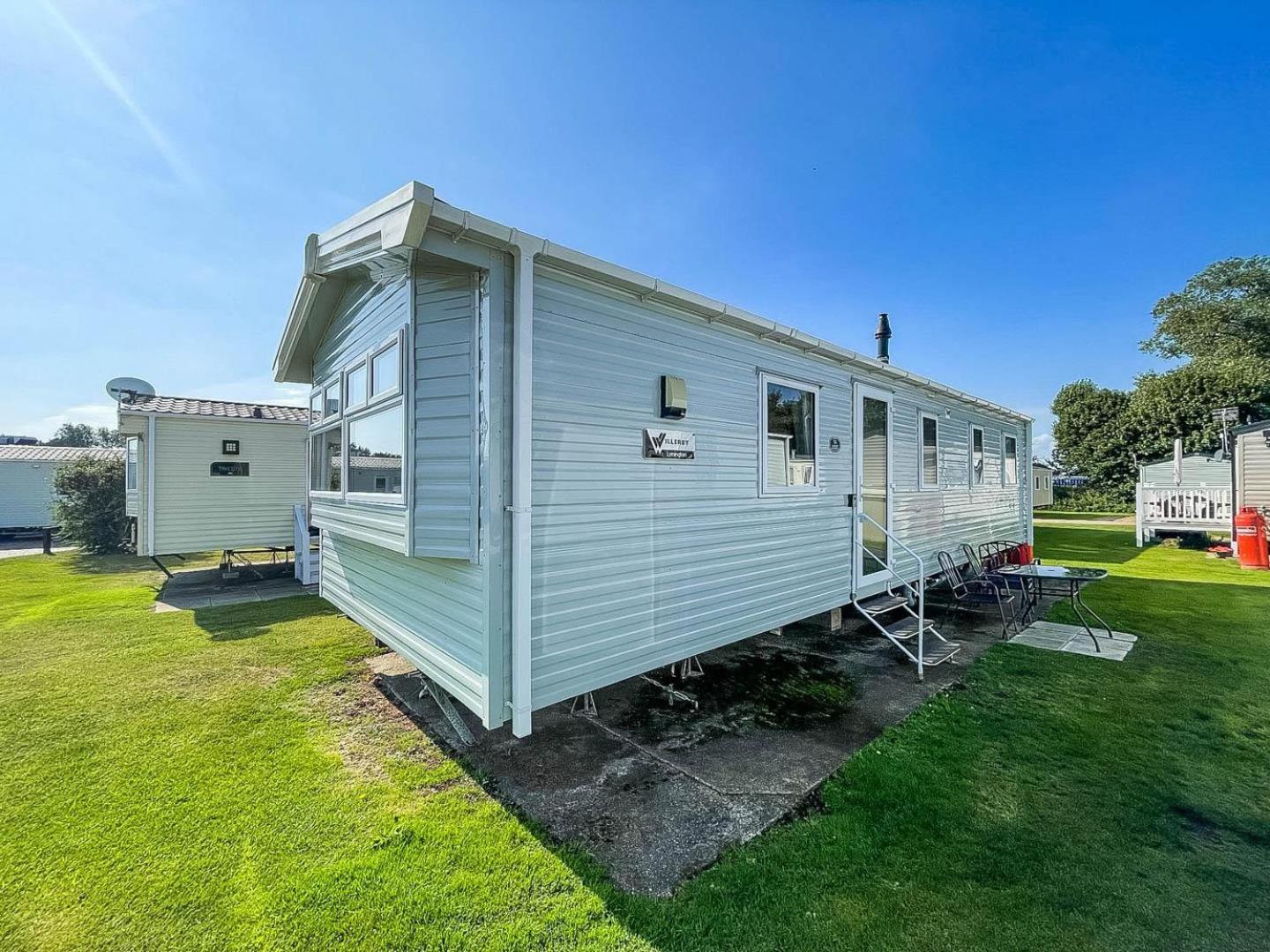 Lovely 8 Berth Caravan At Broadland Sands Holiday Park In Suffolk Ref 20016Bs Hotel Hopton on Sea Exterior photo