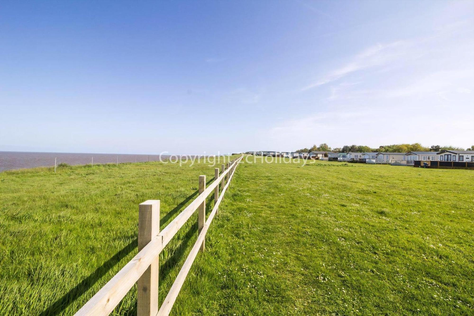 Lovely 8 Berth Caravan At Broadland Sands Holiday Park In Suffolk Ref 20016Bs Hotel Hopton on Sea Exterior photo